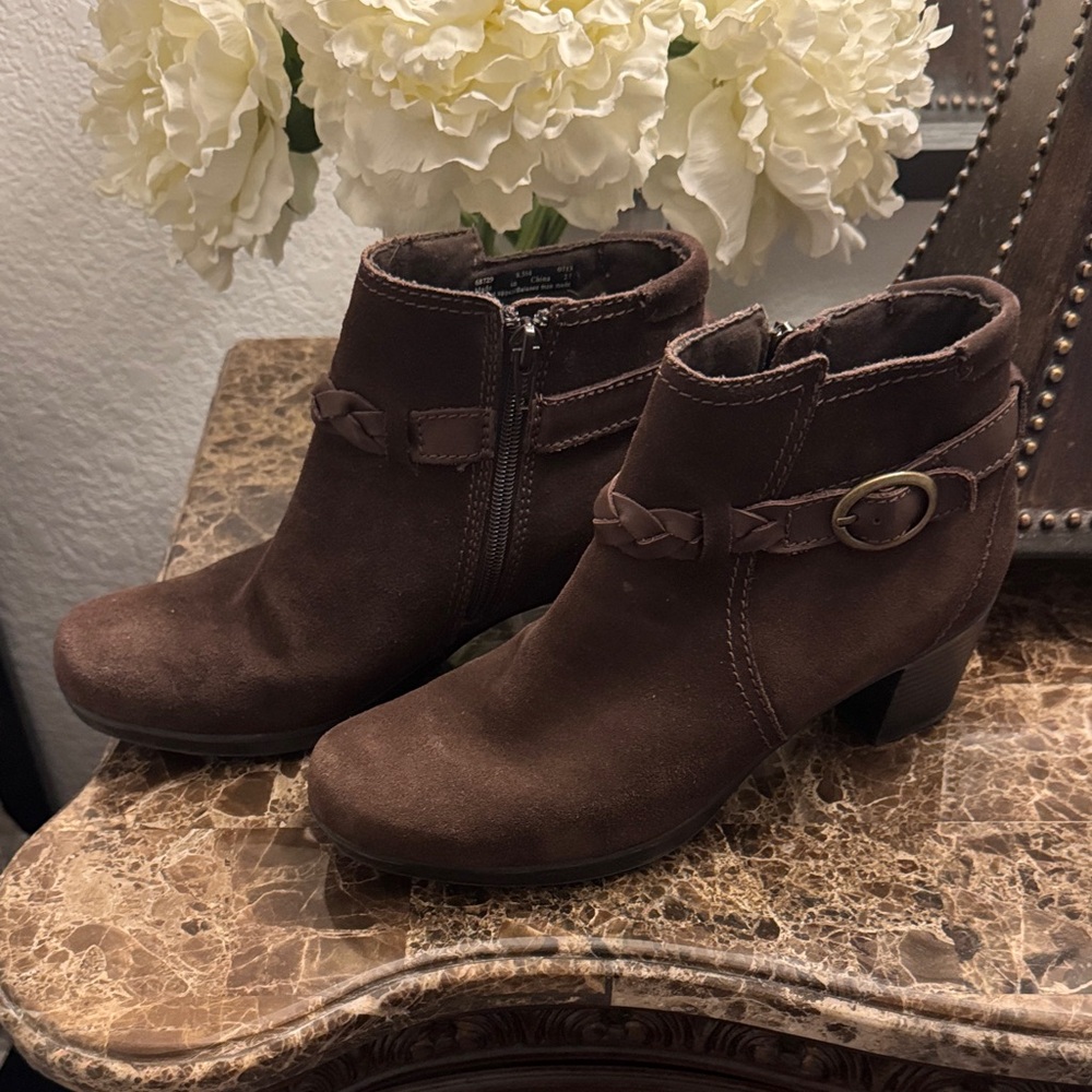 Clarks Suede Brown Ankle Booties Sz 8.5 in GUC